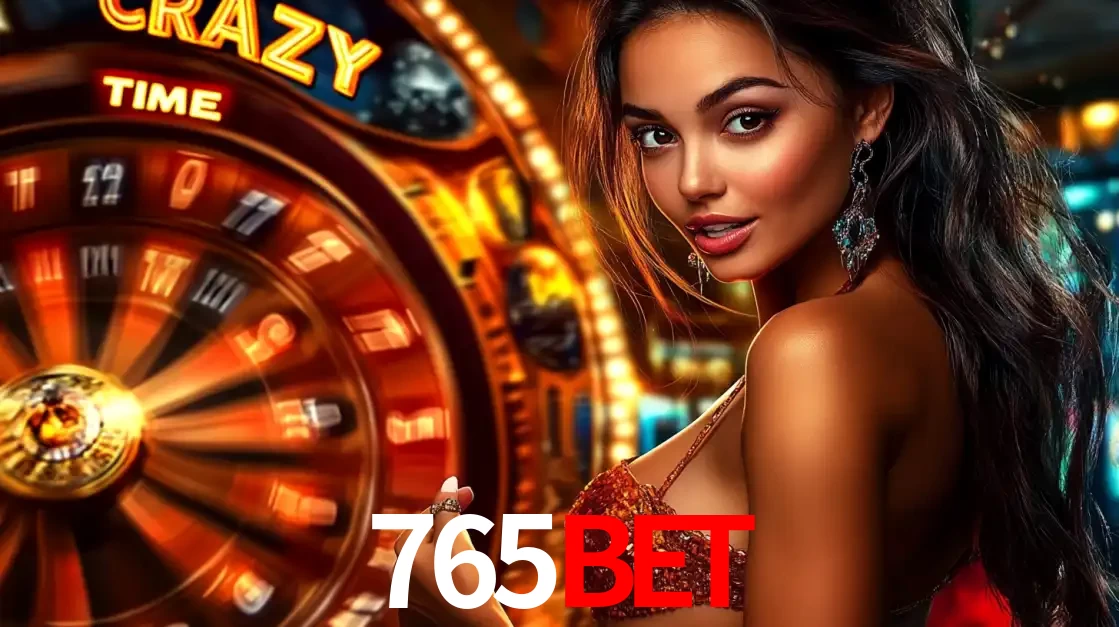 Mulher ao lado da roda de prêmios do jogo de cassino ao vivo Crazy Time, um dos shows de jogos mais emocionantes oferecidos pela plataforma de apostas 765bet.