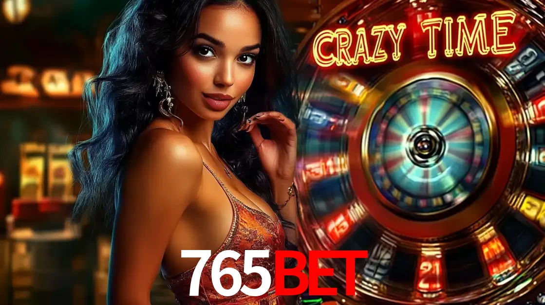 Mulher elegante ao lado da vibrante roda da fortuna do jogo de cassino ao vivo Crazy Time, um dos game shows mais populares e cheios de prêmios do 765bet.